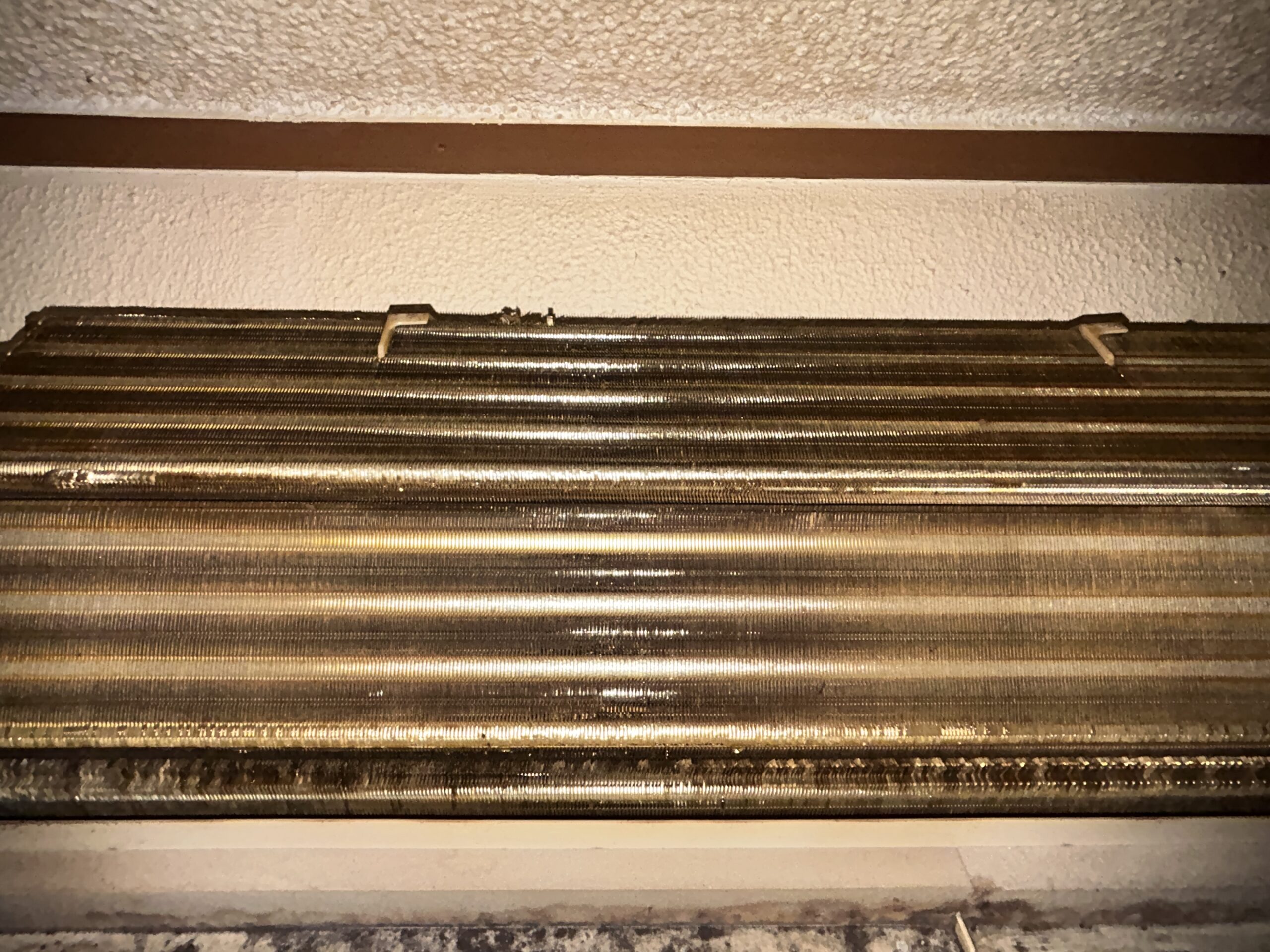 福岡市早良区でタバコのヤニ汚れのあるPanasonicのエアコンクリーニングをした作業事例
