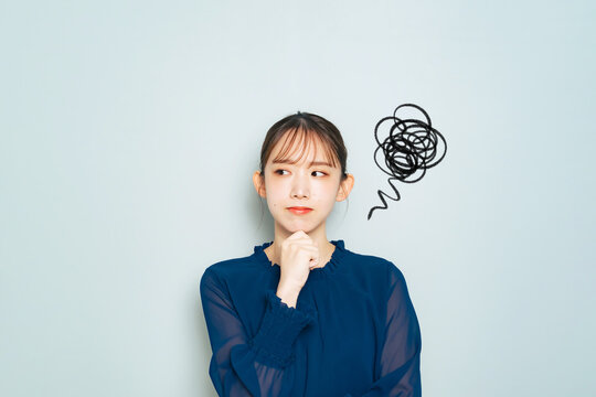 エアコン掃除を迷っている女性